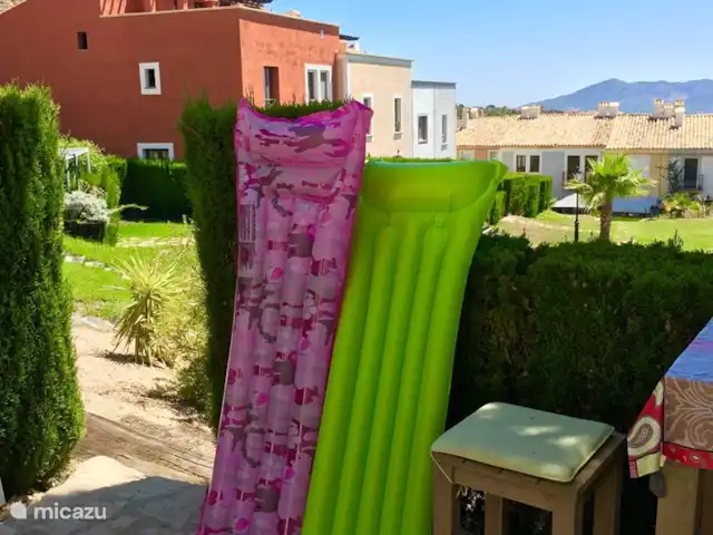 Location de Vacances Espagne, Costa Blanca, Benidorm, maison mitoyenne - Casita El Mirador Sortie jardin vers la piscine.