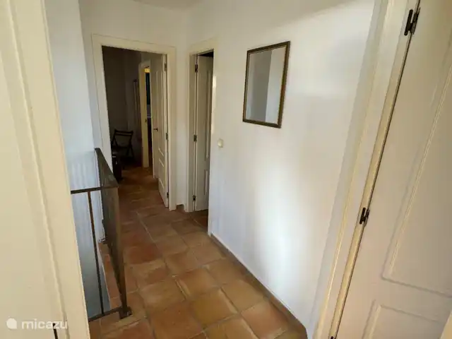 Location de Vacances Espagne, Costa Blanca, Benidorm, maison mitoyenne - Casita El Mirador Couloir à l'étage.