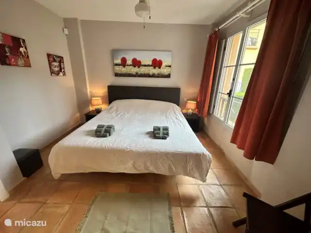 Location de Vacances Espagne, Costa Blanca, Benidorm, maison mitoyenne - Casita El Mirador Chambre principale avec salle de bain attenante et placard.