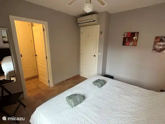 Location de Vacances Espagne, Costa Blanca, Benidorm, maison mitoyenne - Casita El Mirador Climatisation disponible partout. Également une vue du placard avec accès à la salle de bain attenante.