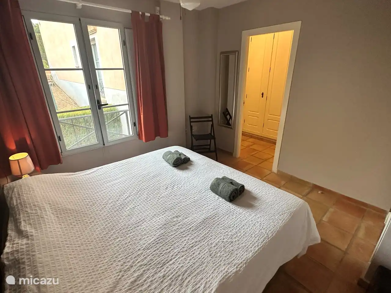 Dormitorio principal con ventana y paso al baño.
