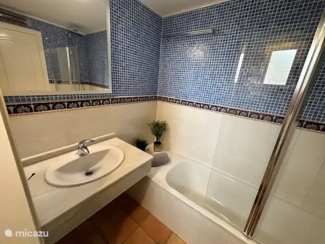 Location de Vacances Espagne, Costa Blanca, Benidorm, maison mitoyenne - Casita El Mirador Salle de bain en suite au premier étage.
