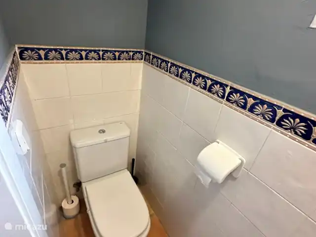 Location de Vacances Espagne, Costa Blanca, Benidorm, maison mitoyenne - Casita El Mirador toilettes dans la salle de bain attenante au premier étage