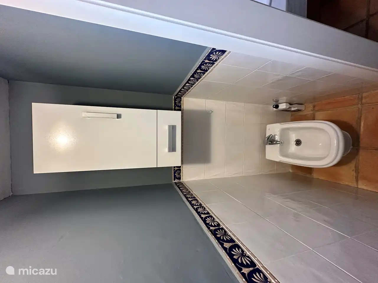 Armario para cosas y bidé.