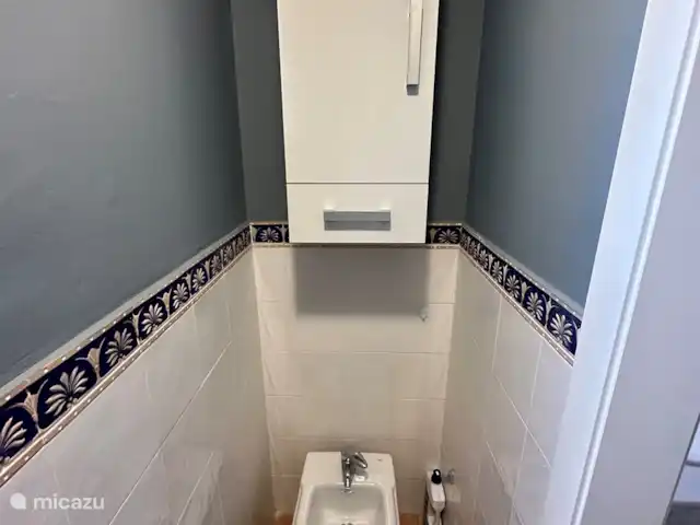 Location de Vacances Espagne, Costa Blanca, Benidorm, maison mitoyenne - Casita El Mirador Placard pour les affaires et bidet.