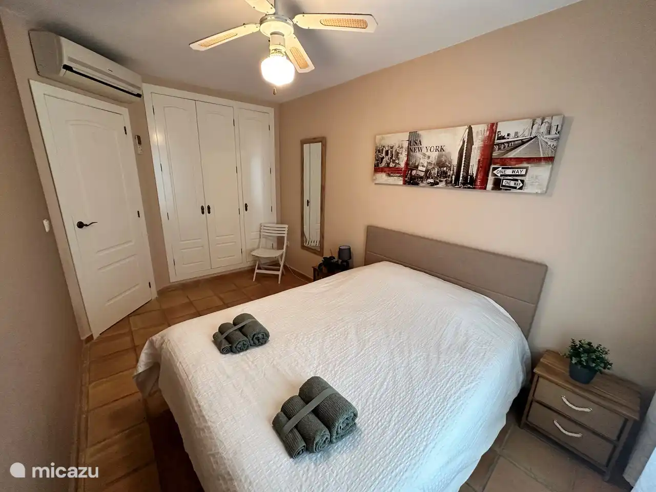 segundo dormitorio con armario empotrado.