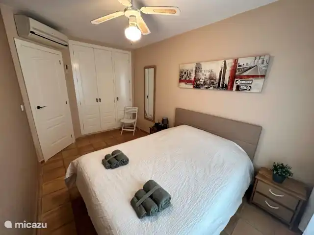 Location de Vacances Espagne, Costa Blanca, Benidorm, maison mitoyenne - Casita El Mirador deuxième chambre avec placard intégré.