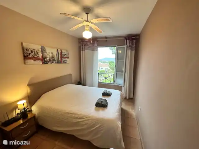 Location de Vacances Espagne, Costa Blanca, Benidorm, maison mitoyenne - Casita El Mirador Deuxième chambre avec vue sur le jardin, la piscine et Benidorm. Qu'en est-il de la chambre avec vue ?