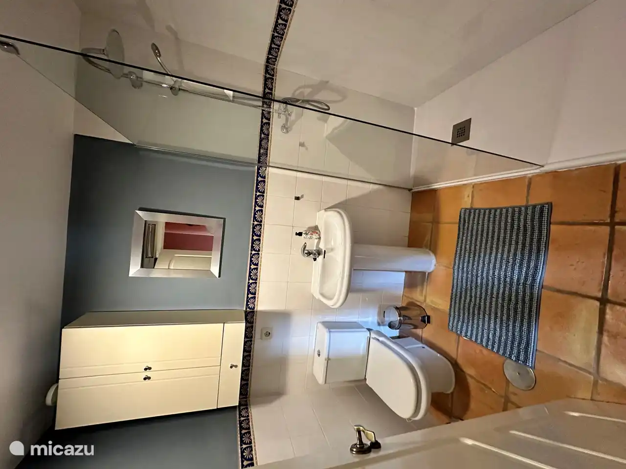 Baño separado de los dormitorios 2 y 3 para invitados o niños.