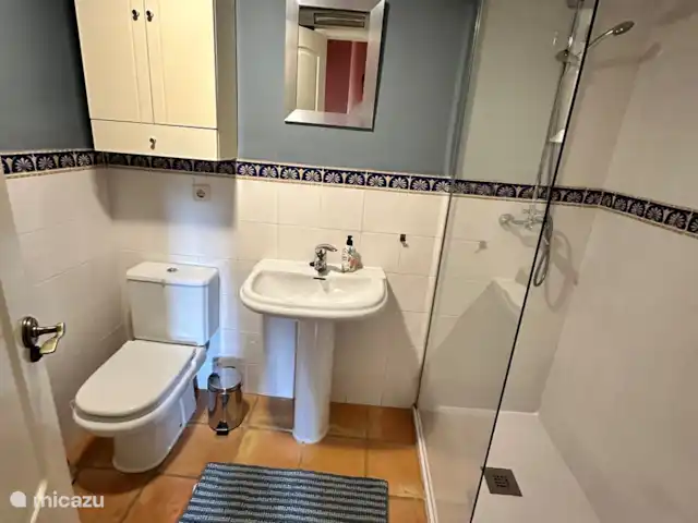 Location de Vacances Espagne, Costa Blanca, Benidorm, maison mitoyenne - Casita El Mirador Salle de bain séparée des chambres 2 et 3 pour invités ou enfants.
