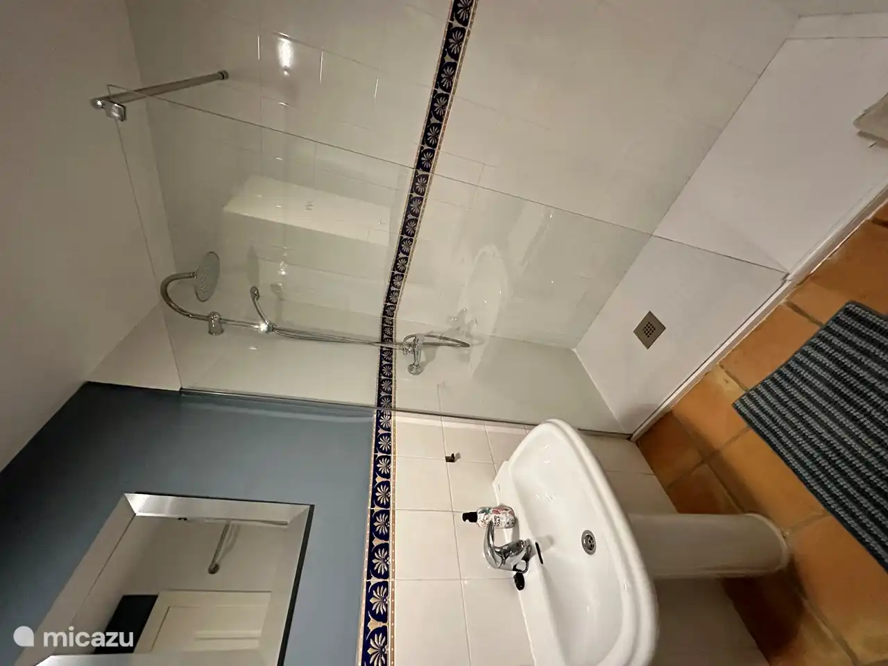 cabina de ducha en el baño separado.