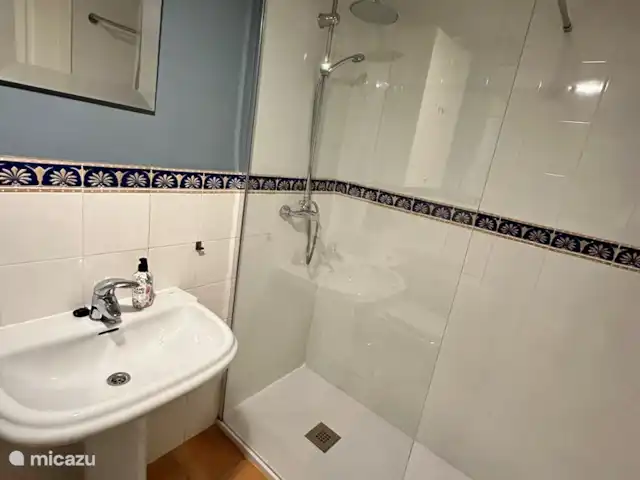 Location de Vacances Espagne, Costa Blanca, Benidorm, maison mitoyenne - Casita El Mirador douche à l'italienne dans la salle de bain séparée.