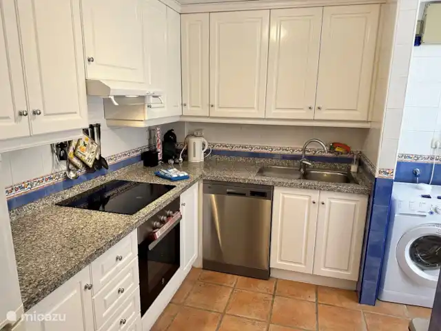 Location de Vacances Espagne, Costa Blanca, Benidorm, maison mitoyenne - Casita El Mirador Cuisine avec lave-vaisselle et buanderie avec lave-linge et sèche-linge.