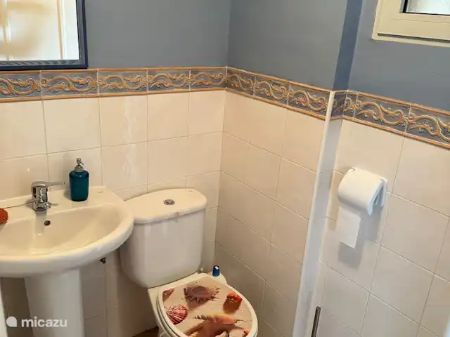 Location de Vacances Espagne, Costa Blanca, Benidorm, maison mitoyenne - Casita El Mirador WC séparé dans le séjour.