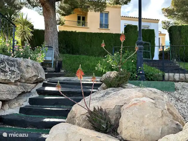 Location de Vacances Espagne, Costa Blanca, Benidorm, maison mitoyenne - Casita El Mirador Escalier menant à la maison depuis la piscine.