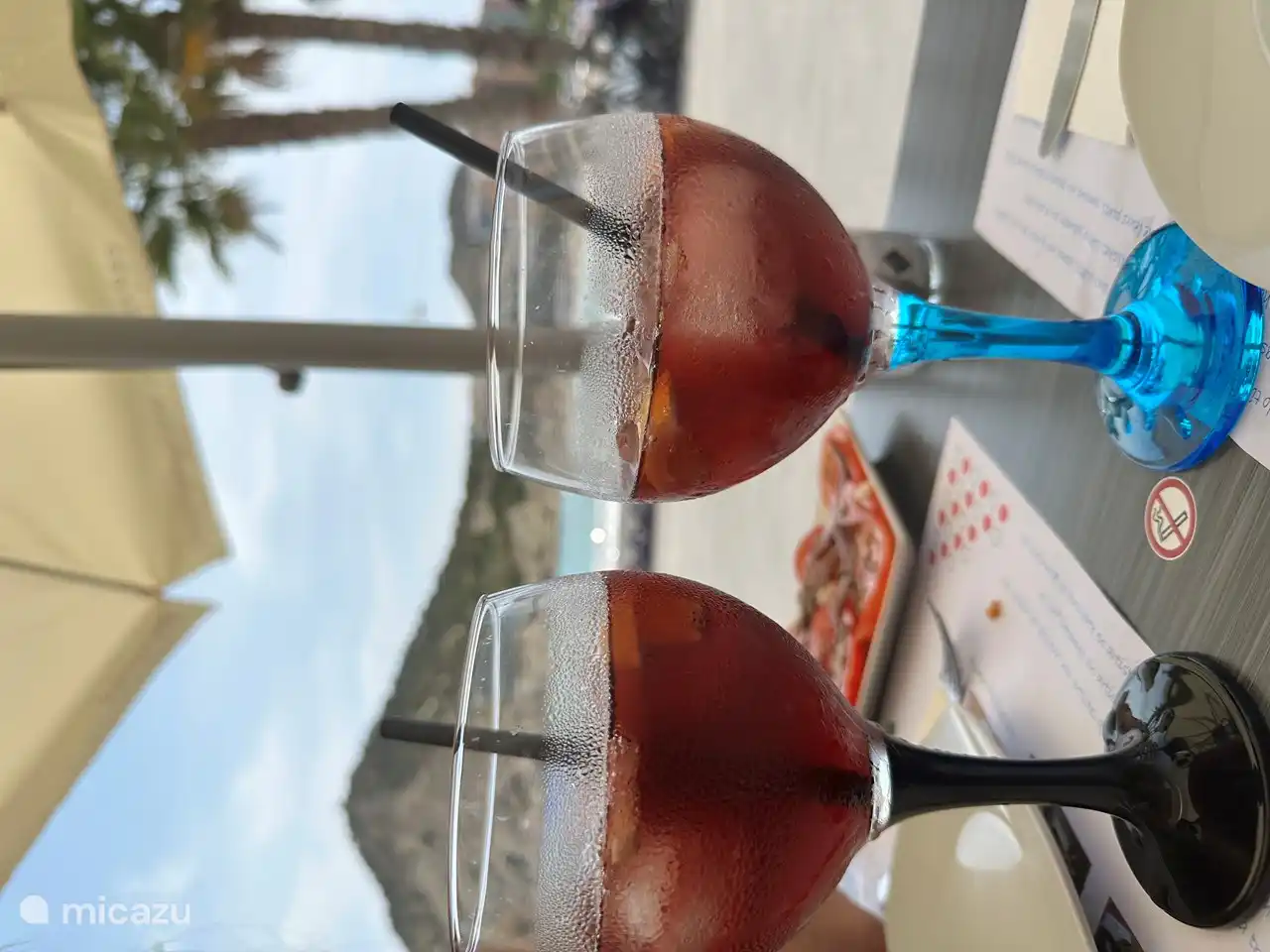 Disfrute de la terraza en La Cala Finestrat a pie de playa, a 5 minutos en coche de la casa.