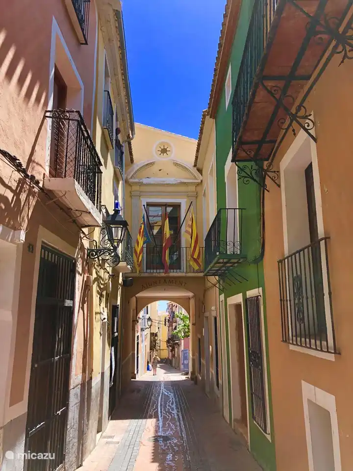 Descubre, entre otros, Villajoyosa situada junto a Finestrat.