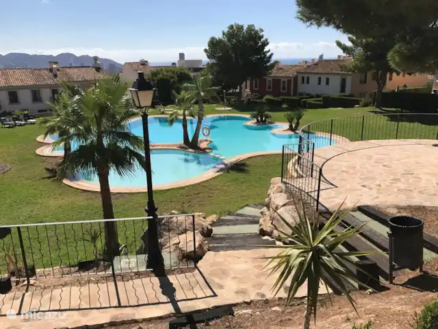 Location de Vacances Espagne, Costa Blanca, Benidorm, maison mitoyenne - Casita El Mirador Le jardin a accès à la piscine par des marches.