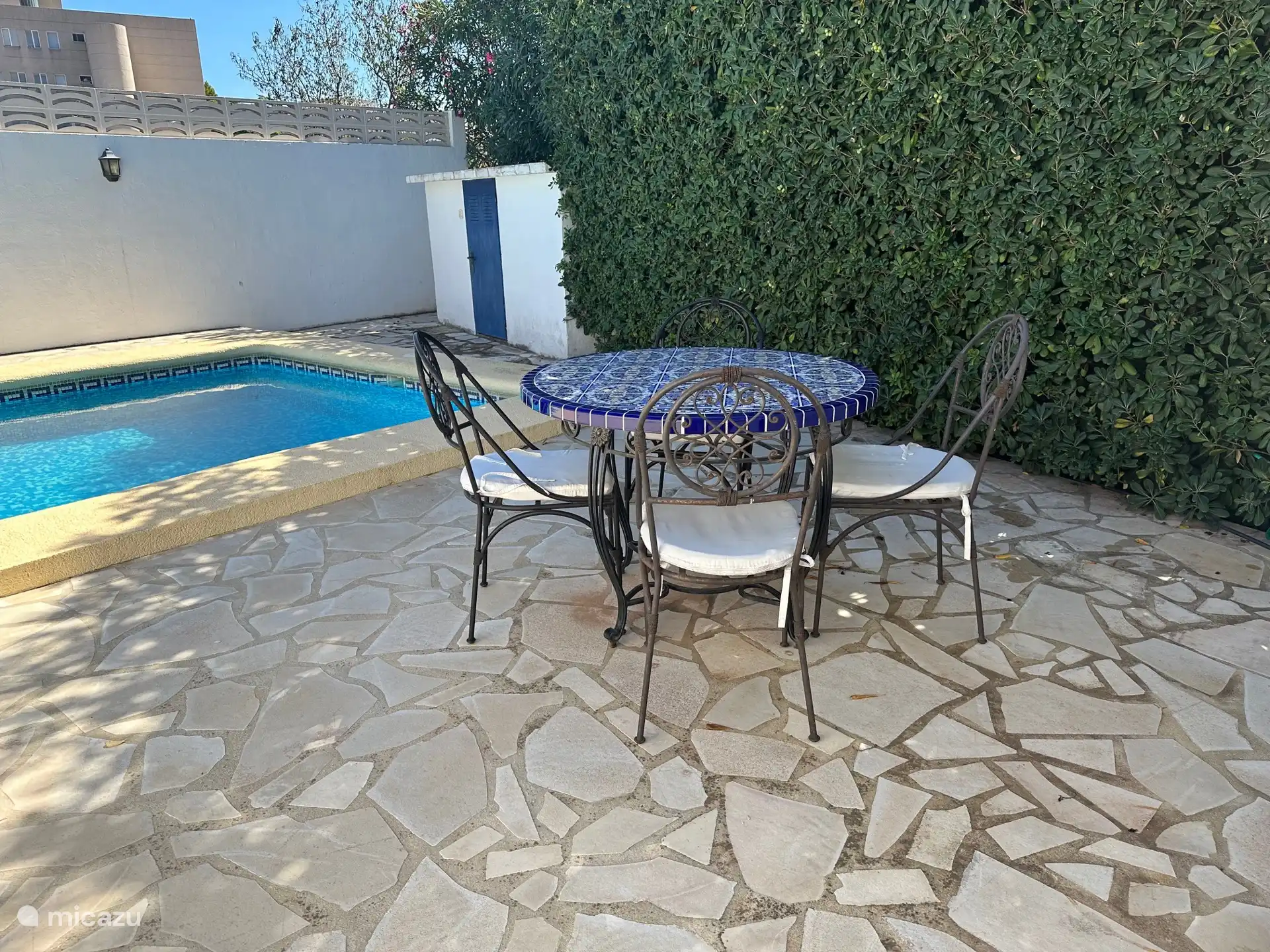 Terras bij zwembad