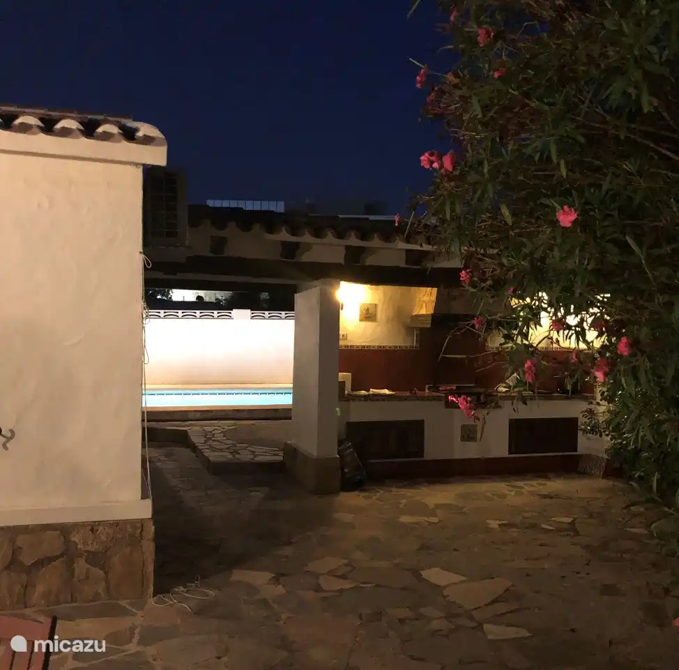 Terrasse barbecue Tres Palmas de nuit