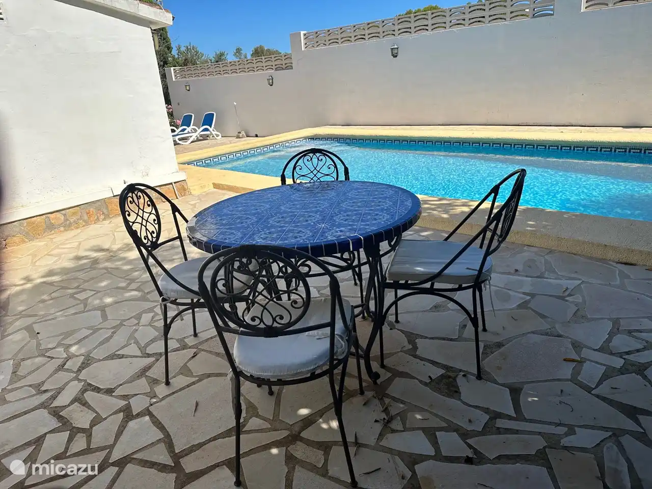 Terrasse ombragée avec vue sur piscine