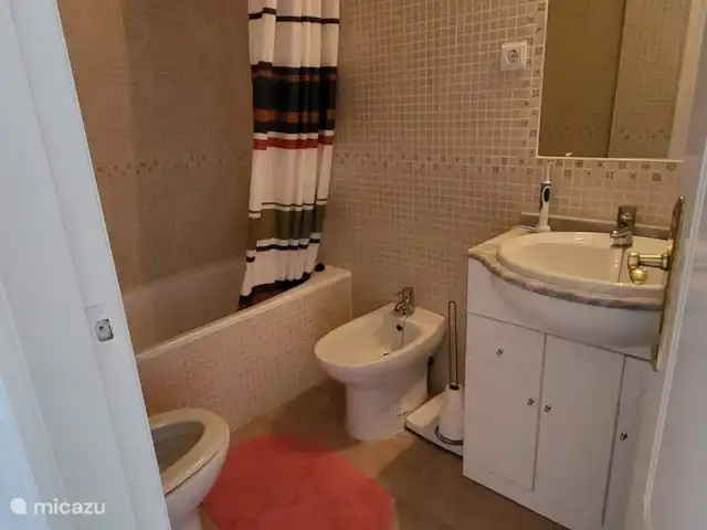 Casa Belle | Espagne, Costa Blanca, Vistabella - appartement La chambre principale dispose d'une salle de bains privative avec baignoire, lavabo, toilettes et bidet.