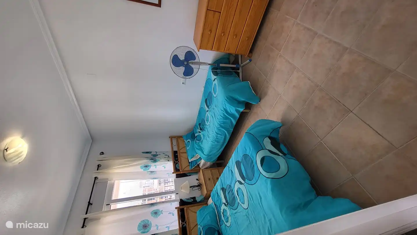 2e slaapkamer met grote vaste kast,  2 eenpersoonsbedden en genoeg ruimte om al je spullen op te bergen, in het geval u hier wilt overwinteren is er veel plaats in deze slaapkamer en in de vaste kasten.  Ook kunnen de bedden tegen elkaar worden geschoven, en als tweepersoons worden opgedekt.