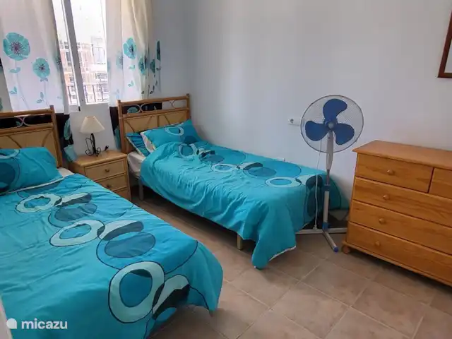 Casa Belle | Espagne, Costa Blanca, Vistabella - appartement 2ème chambre avec grand placard, 2 lits simples et suffisamment d'espace pour ranger toutes vos affaires, au cas où vous voudriez passer l'hiver ici, il y a beaucoup d'espace dans cette chambre et dans les placards. Les lits peuvent également être rapprochés et assemblés en lit double.