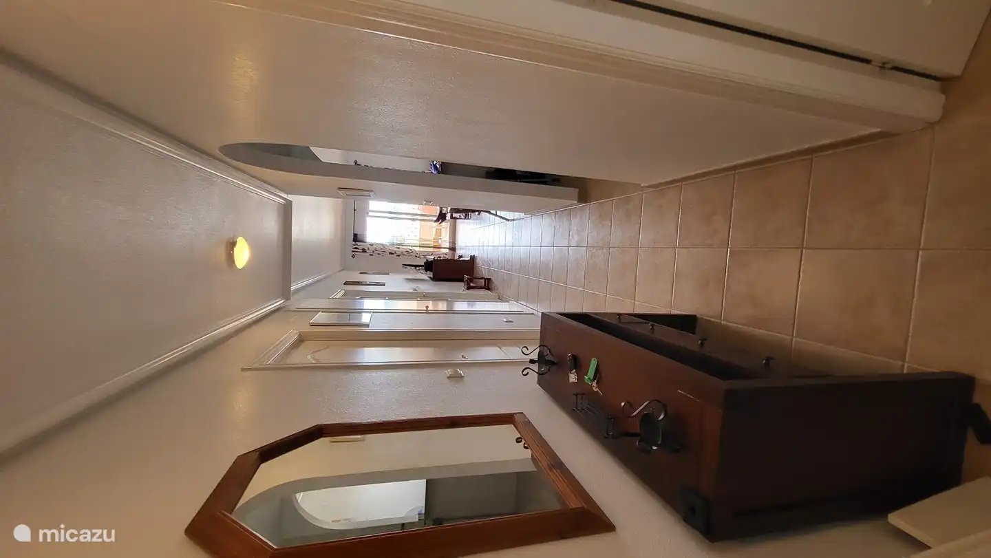 de gang loopt helemaal door tot het terras en aan de gang liggen alle kamers