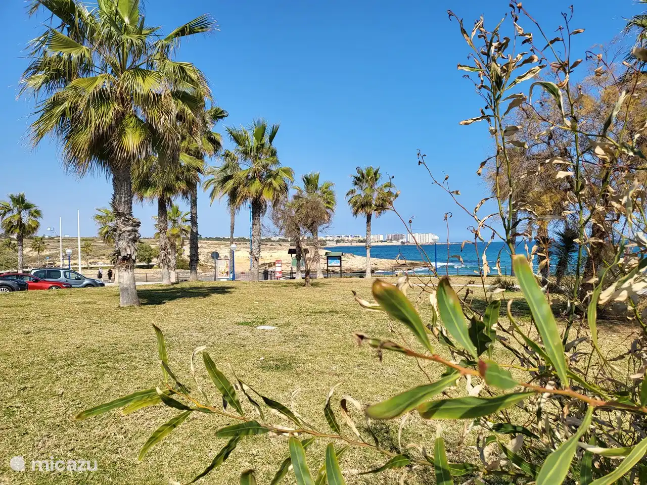 Het strand nabij Punta Prima. Het is heerlijk, zwoele wind, zand tussen je tenen!!