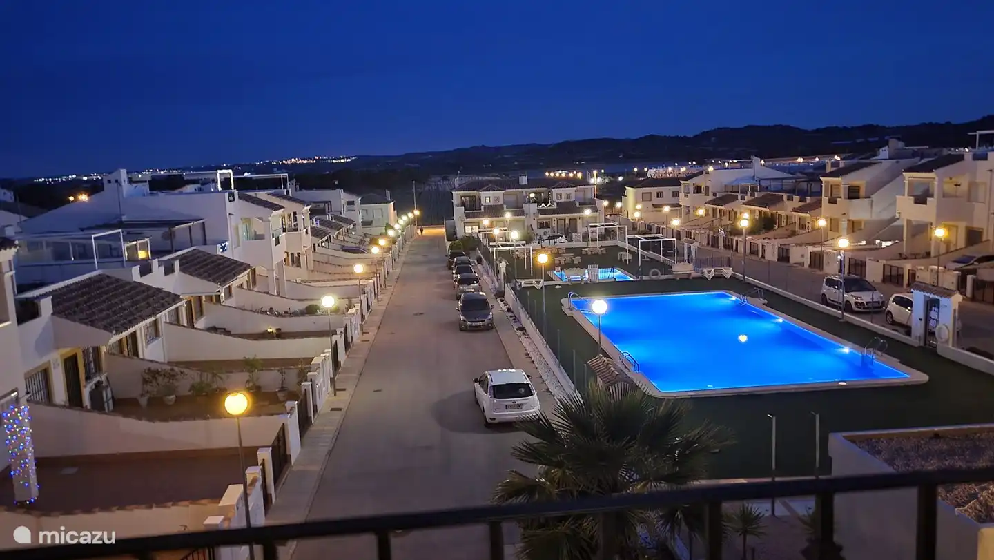 dat het zwembad 's avonds verlicht is geeft het een romantisch tintje. Zalig om met je wijntje in de hand op het terras te genieten van het uitzicht