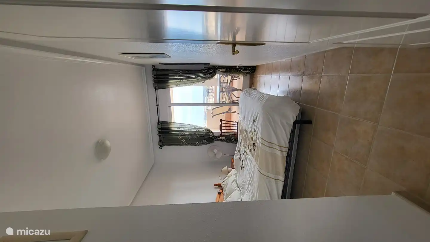 masterbedroom met badkamer en suite, en ook van hier toegang tot het terras. Schuif 's morgens de deuren open en laat het zwoele windje binnen.En in de winter slaapt u heerlijk met de schuifdeuren open. 