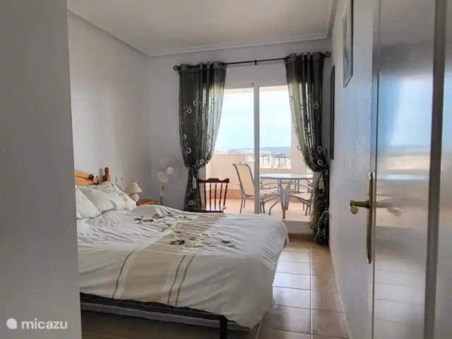 Casa Belle | Espagne, Costa Blanca, Vistabella - appartement chambre principale avec salle de bain en suite, et également accès à la terrasse d'ici. Faites glisser les portes le matin et laissez entrer la douce brise. Et en hiver, vous pouvez dormir à merveille avec les portes coulissantes ouvertes.
