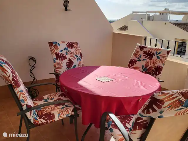 Casa Belle | Espagne, Costa Blanca, Vistabella - appartement Une partie du joli balcon où vous pouvez vous asseoir au soleil ainsi qu’à l’ombre.