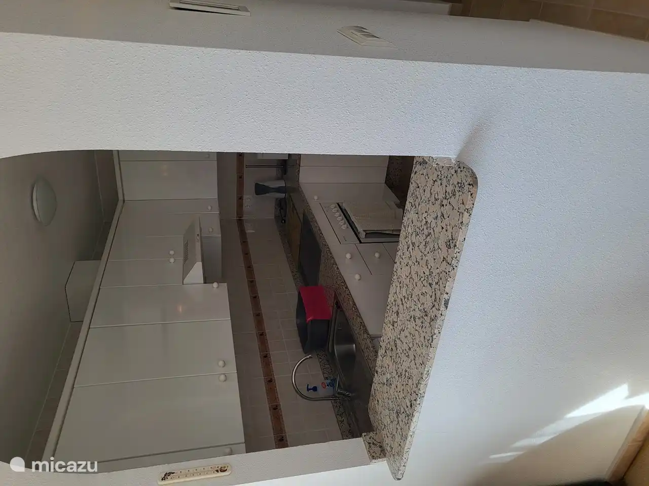 De halfopen keuken is groot, maar je bent toch bij je gezin..