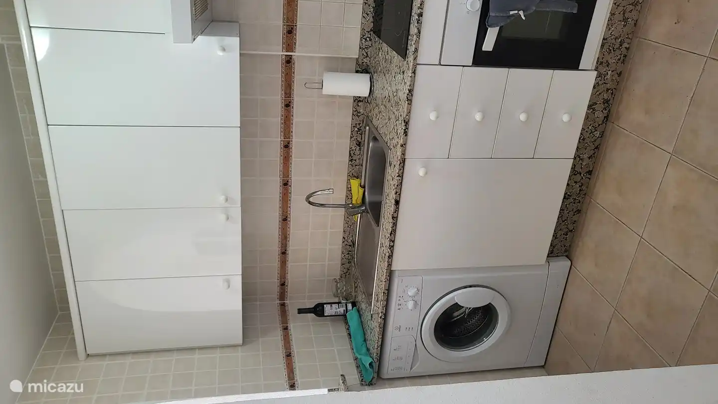 Een deel van de keuken. De keuken heeft ook een grote koelkast met vriesgedeelte en verder alles wat nodig is om een lekker maaltje te maken.