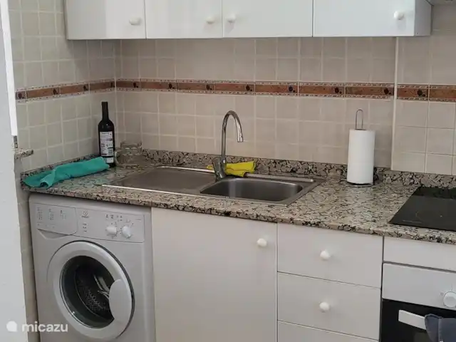 Casa Belle | Espagne, Costa Blanca, Vistabella - appartement Une partie de la cuisine. La cuisine dispose également d’un grand réfrigérateur avec compartiment congélateur et de tout le reste nécessaire pour faire un bon repas.