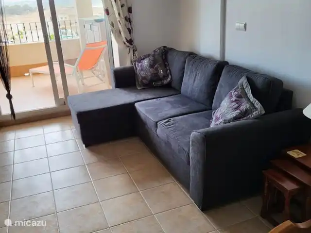 Casa Belle | Espagne, Costa Blanca, Vistabella - appartement Depuis le salon, vous pouvez accéder à la terrasse, depuis ce canapé, vous pouvez vous détendre avec un livre le soir, ou vous asseoir sur la terrasse pour profiter du climat.