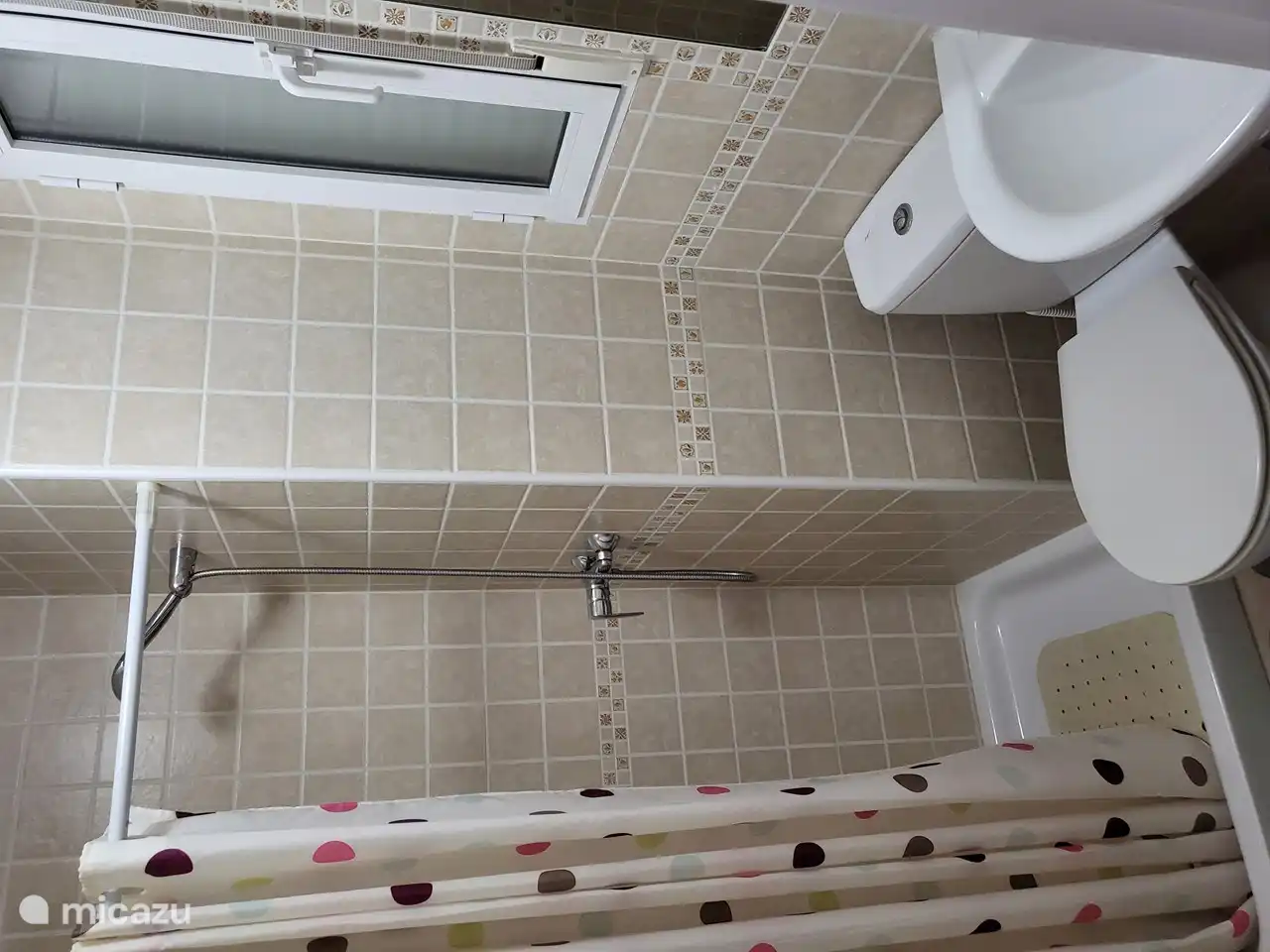 de 2e badkamer heeft een douche, met uiteraard het tweede toilet en de wastafel.