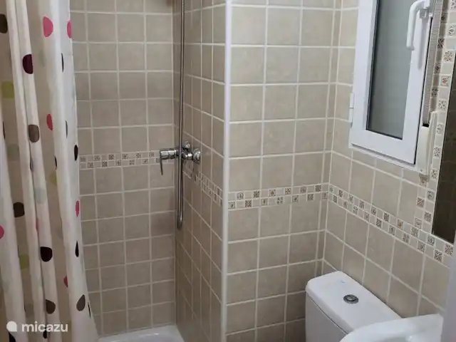 Casa Belle | Espagne, Costa Blanca, Vistabella - appartement la 2ème salle de bain a une douche, avec bien sûr la deuxième toilette et lavabo.