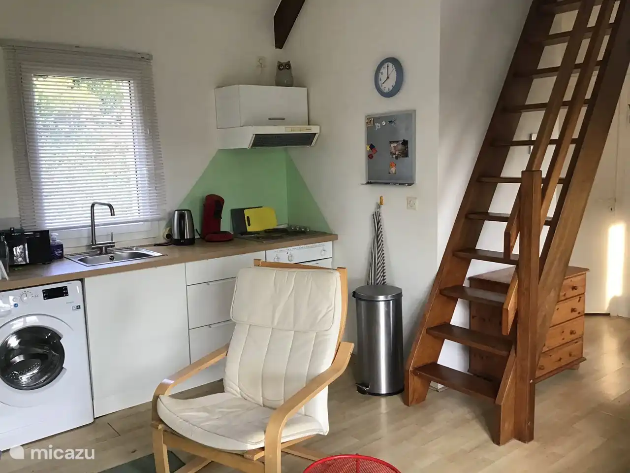 Keuken met trap naar de vide