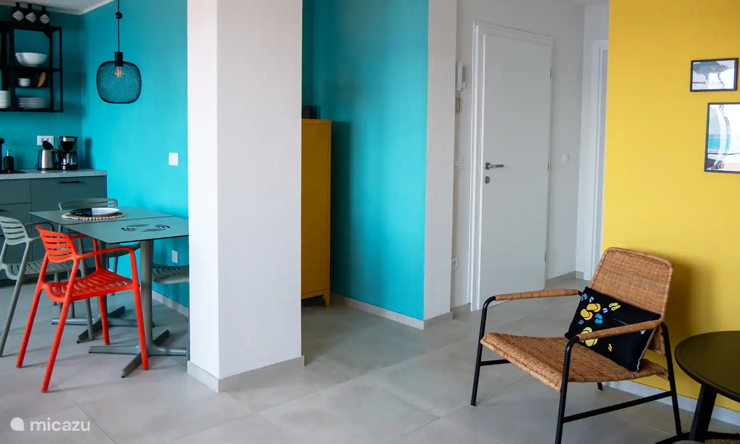 Ein moderner Designer-Tisch mit passenden Stühlen lädt zu unter­halt­samen Stunden ein.