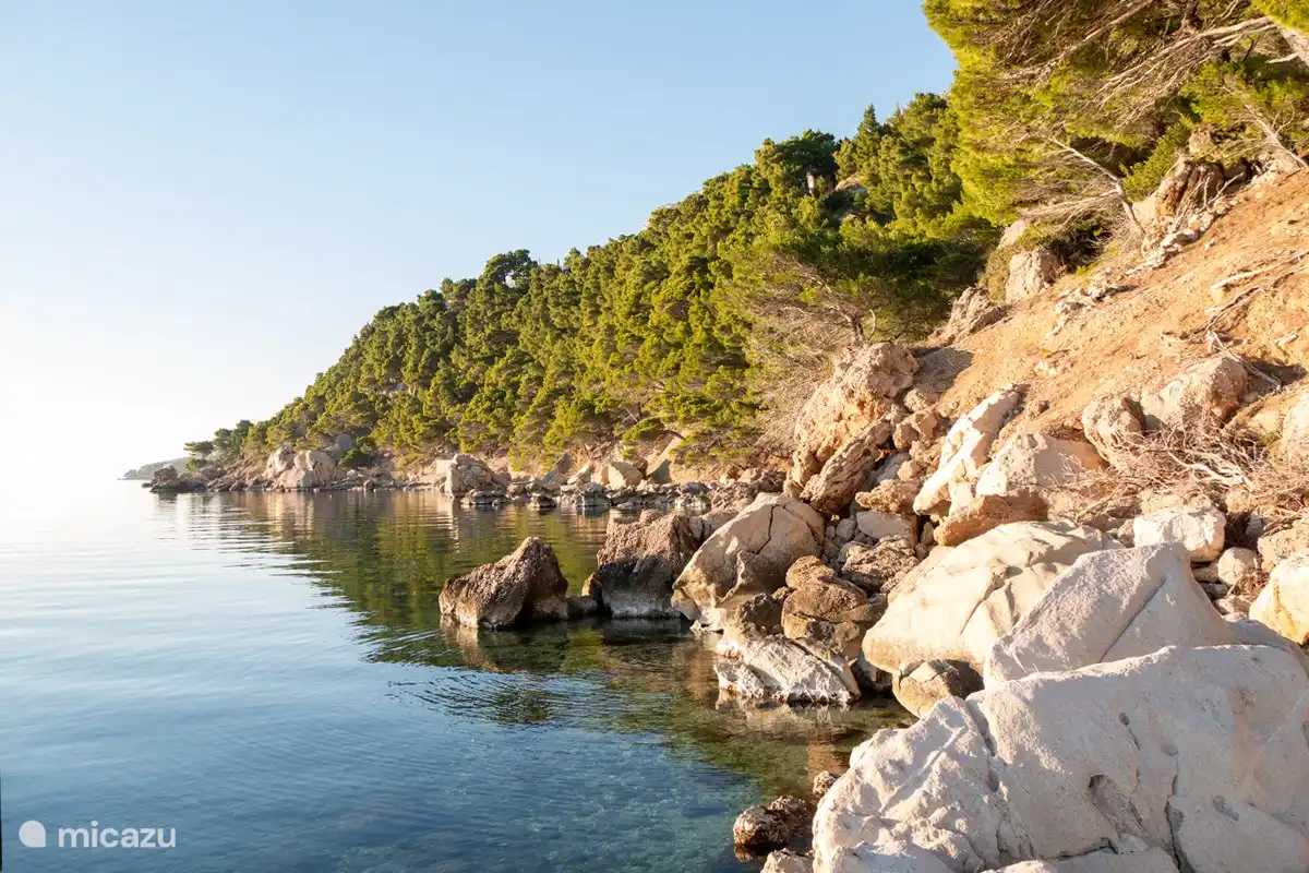 Unterhalb vom Haus by the sea befindet sich der Badestrand Borka. Dort finden Sie kleine Buchten und ver­­­steckte Bade­­­­­stellen. Der direkte Zugang zum Strand garantiert eine hohe Privat­­­sphäre.