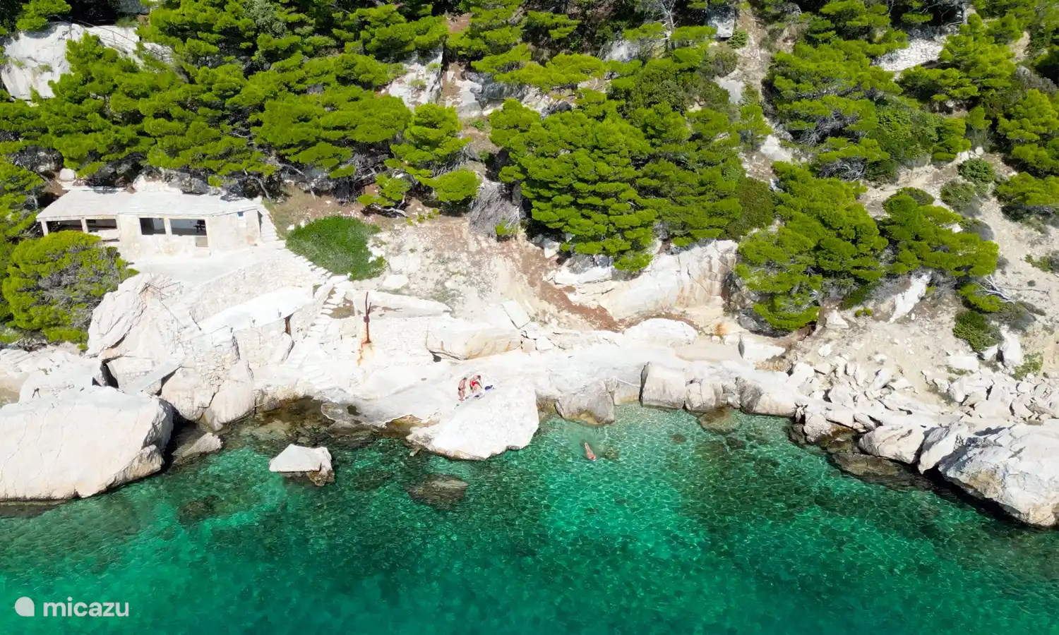 Sehnsucht nach Urlaub am Meer? Das ruhige, saubere Wasser und die reichhaltige Unterwasserwelt machen das kroatische Meer zu einem Paradies für Naturliebhaber und Erholungssuchende gleichermaßen.