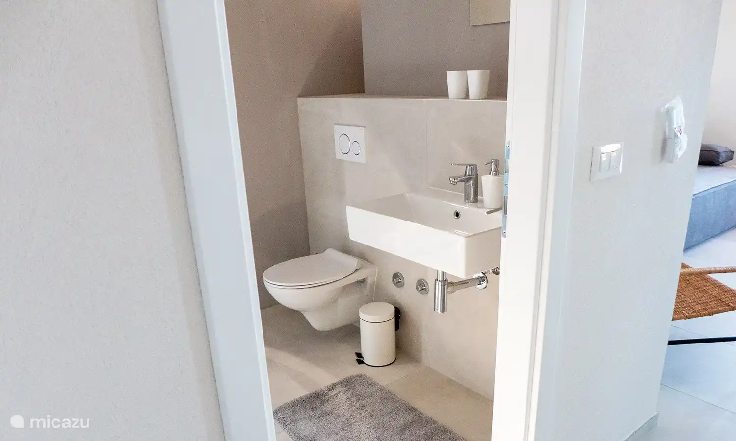 Das Bade­zimmer verfügt über einen kleinen Balkon mit direkter Sicht aus das Meer. 