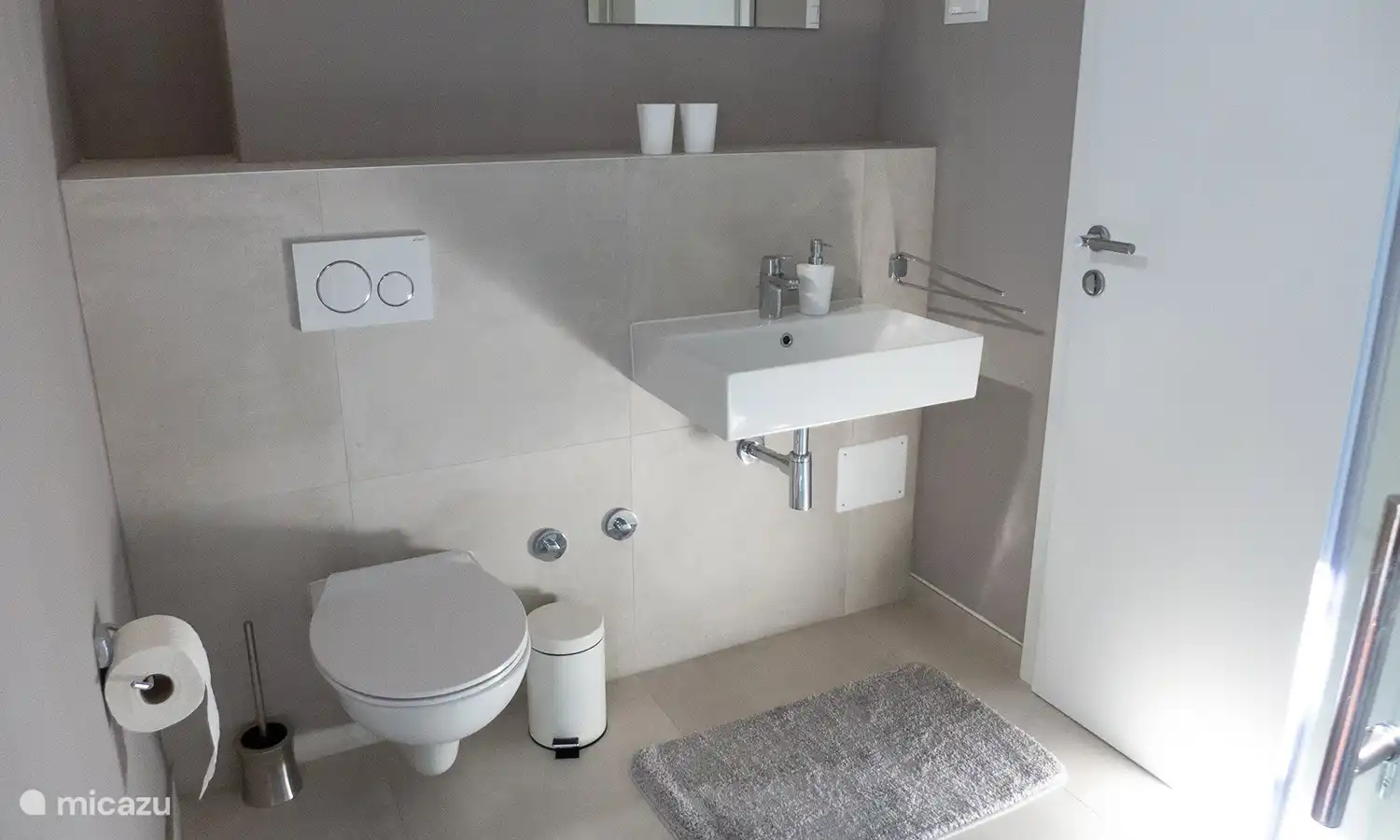 Das Bade­zimmer verfügt über einen kleinen Balkon mit direkter Sicht aus das Meer. 