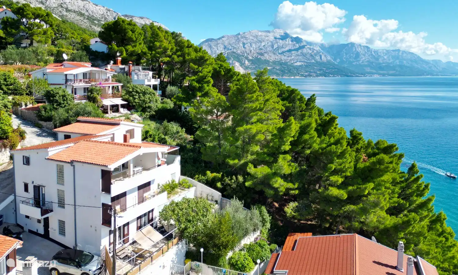 Das Haus liegt ober­halb des Steil­hangs, direkt am Meer. Genies­­­sen Sie einen wunder­­schönen Blick auf das Meer und die vorge­lagerte Insel Brac.