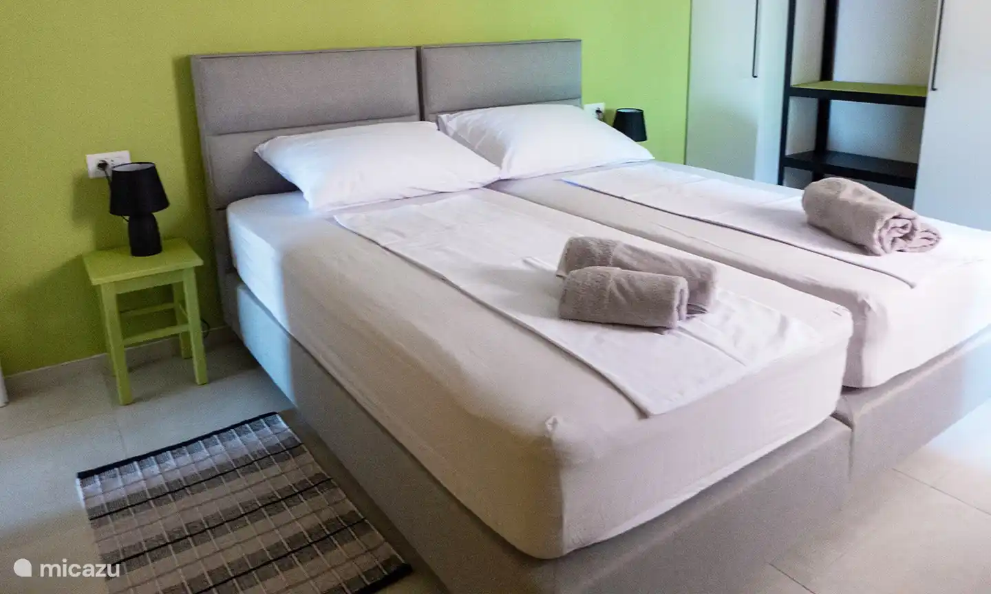 Ein grosses, bequemes Doppel­bett (Box-Spring-Bett) mit getrennten Matratzen, welches trennbar ist und somit auch als zwei Einzel­betten genutzt werden kann. In dem geräumigen Wand­schrank hat alles Platz was der Koffer so hergibt.
