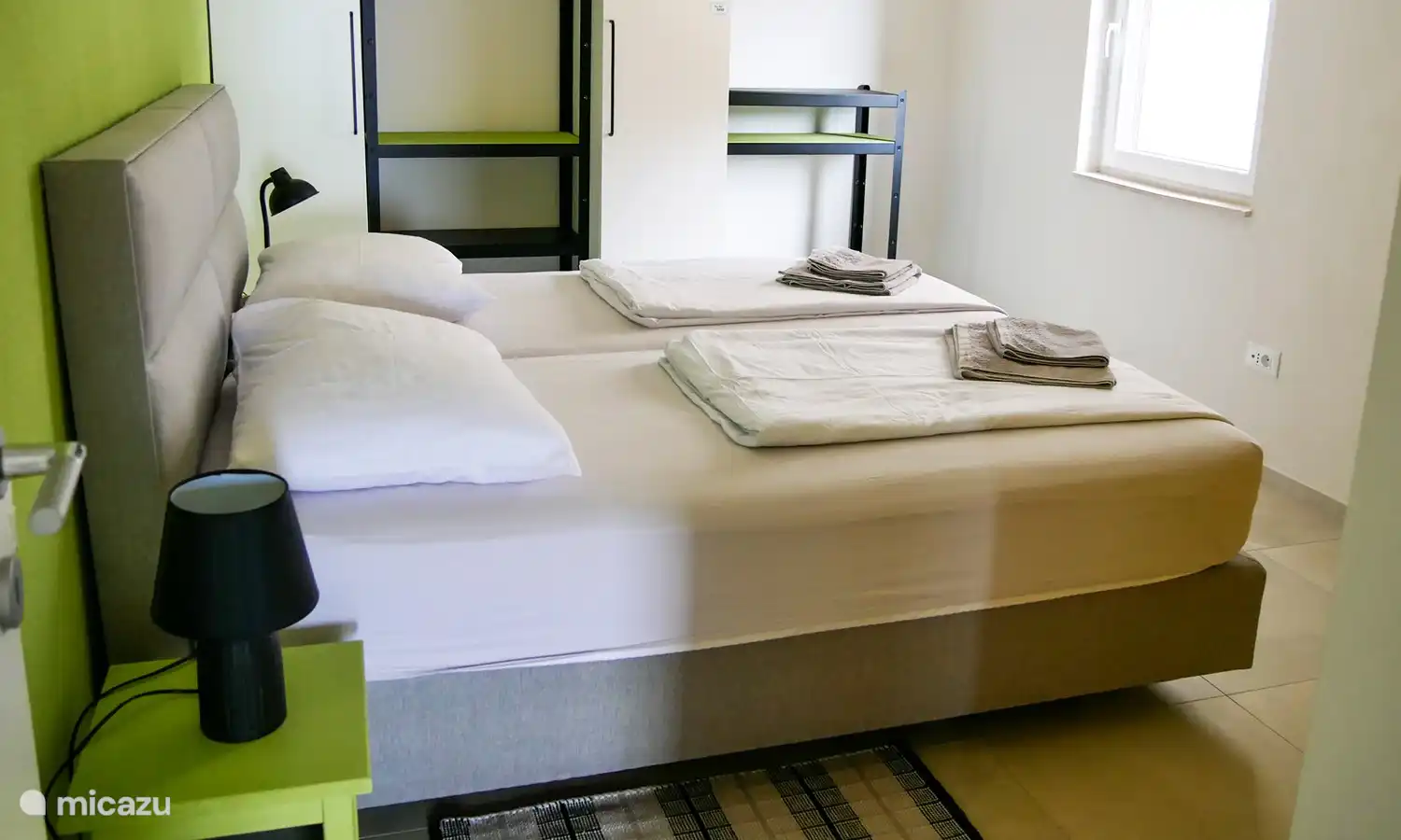 Ein grosses, bequemes Doppel­bett (Box-Spring-Bett) mit getrennten Matratzen, welches trennbar ist und somit auch als zwei Einzel­betten genutzt werden kann. 