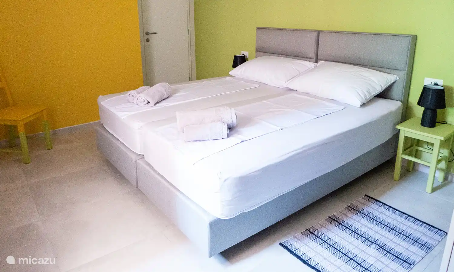 Ein grosses, bequemes Doppel­bett (Box-Spring-Bett) mit getrennten Matratzen, welches trennbar ist und somit auch als zwei Einzel­betten genutzt werden kann. 